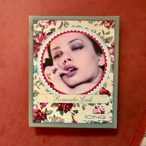 Icing Romantic Look Red and White Box - Picture 1 of 7